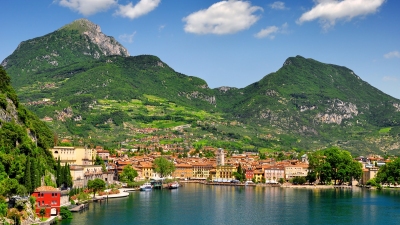 Riva del Garda am Gardasee (vencav / stock.adobe.com)  lizenziertes Stockfoto 
Información sobre la licencia en 'Verificación de las fuentes de la imagen'